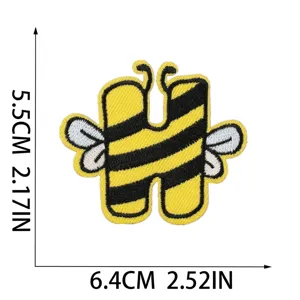 Dettaglio di una toppa ricamata a forma di ape lettera H dimensioni 5,5cm x 6,4cm