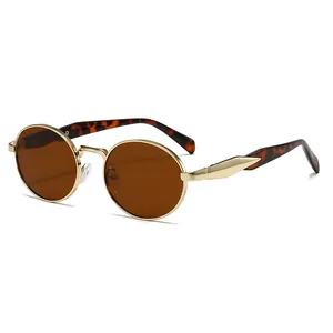Gafas de sol ovaladas de metal con patillas de carey y lentes de color marrón