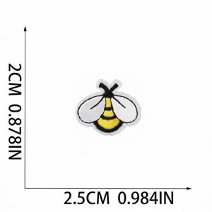 Vista dettagliata di una toppa ricamata a forma di ape con misure 2,5 cm x 2,0 cm