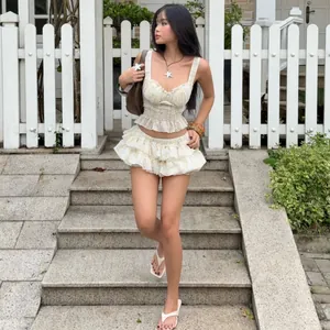 Ensemble chic à volants fleuris avec haut et minijupe sur des marches en pierre