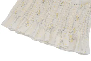 Gros plan détaillé du tissu froncé à fleurs blanches avec bordure à volants
