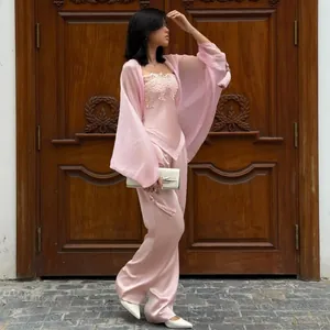 Elegante conjunto de top de satén rosa con encaje, pantalón y cárdigan transparente