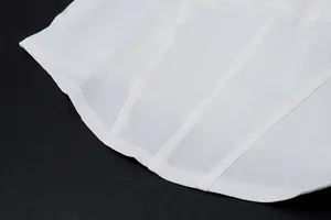 Dettaglio ravvicinato del corsetto in raso bianco con cuciture a lisca di pesce