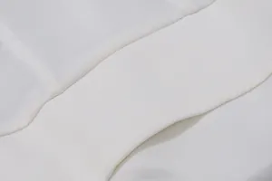 Dettaglio del tessuto in raso bianco di alta qualità e cuciture di un corsetto