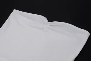 Détail d'un haut bandeau côtelé blanc avec un élégant design froncé.