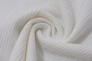 Gros plan sur la texture respirante du tissu côtelé blanc pour les vêtements d'été