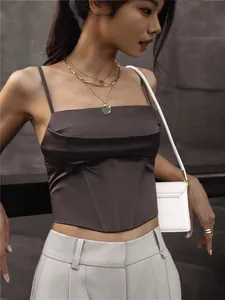 Top a canotta a corsetto in raso marrone sexy con spalline sottili e vestibilità slim