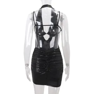 Achteraanzicht van een sexy zwarte pailletten halter mini-jurk op pop.