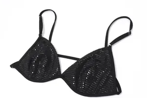 Gedetailleerde macro-opname van een zwarte bralette met pailletten en verstelbare bandjes