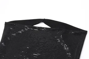 Detailopname van een sexy zwarte halterjurk met pailletten en schitterende textuur