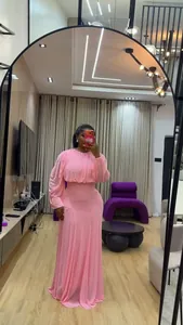Set top rosa con maniche a sbuffo pieghettate e gonna lunga a vita alta in selfie
