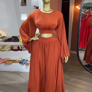 Elegantes orangefarbenes zweiteiliges Set mit Laternärmeln und hoch tailliertem Maxirock.