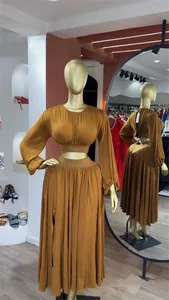 Detailansicht eines senfgelben, zweiteiligen Plisseesets mit Bluse und Maxirock