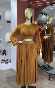 Elegantes zweiteiliges Set mit Crop-Top mit Laternenärmeln und plissiertem Maxirock