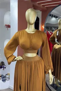 Detailansicht des ockergelben Zweiteilers mit Laternenärmel-Bluse und High-Waist-Rock