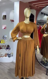 Senfgelbes Set mit Lampionärmel-Oberteil und High-Waist-A-Linien-Rock am Mannequin