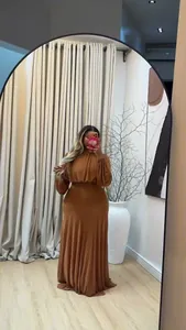 Elegante set marrone con camicetta a maniche a sbuffo e gonna lunga a vita alta