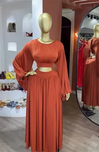 Zweiteiliges Set in Terrakotta mit Ballonärmel-Top und Faltenrock auf dem Mannequin