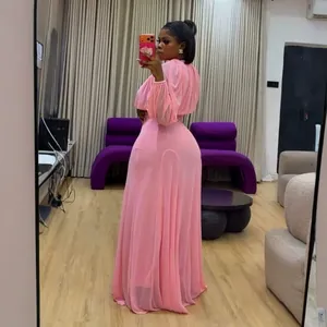 Elegante completo rosa a due pezzi con camicetta a sbuffo e gonna lunga a vita alta