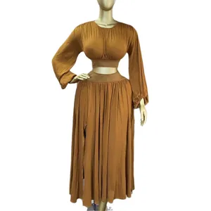 Elegantes senfgelbes 2-Teiler Outfit mit Langarm-Crop-Top und hohem A-Linien-Maxirock.