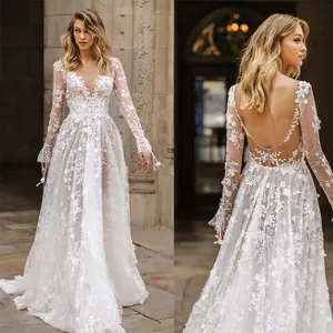 Elegantes weißes langärmliges Spitzenhochzeitskleid mit V-Ausschnitt und offenem Rücken