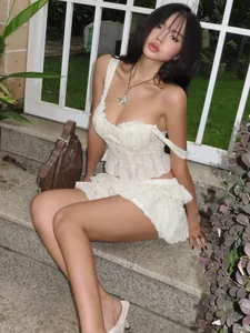 Ensemble deux pièces sexy à fleurs avec haut caraco et mini-jupe à volants d'été
