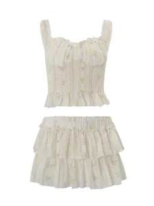 Ensemble d'été floral deux pièces avec haut sans manches et minijupe à volants.