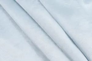 Primer plano detallado de tela de satén azul claro que muestra textura fina y drapeado