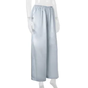 Vista lateral de elegantes pantalones de satén azul claro de pierna ancha en maniquí