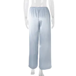 Vista trasera de pantalones anchos de satén azul claro con cintura elástica