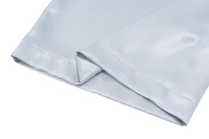 Detalle de primer plano de tela de satén azul claro con costura de dobladillo fina.