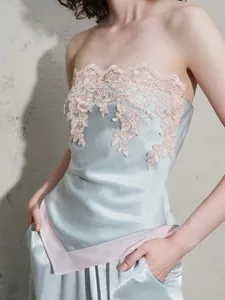 Top de satén azul claro con encaje floral rosa y dobladillo irregular de estilo francés.