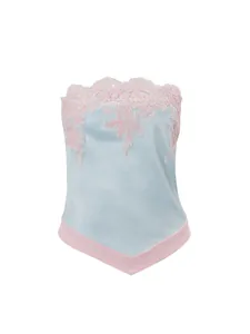 Elegante top de tubo de satén azul claro con encaje floral rosa y dobladillo en V