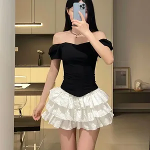 Elegante corsetto nero a spalle scoperte con una minigonna bianca con volant chic