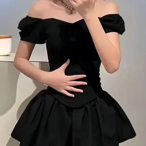 Elegante top a corsetto nero stile francese con dettagli maniche a sbuffo