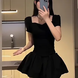 Dettaglio ravvicinato di un top a corsetto nero stile francese con maniche corte