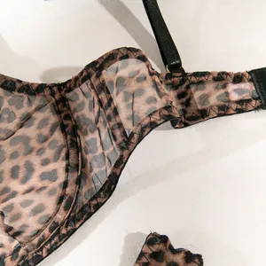 Gedetailleerd overzicht van de transparante luipaardprint mesh textuur en stiksels van de bh