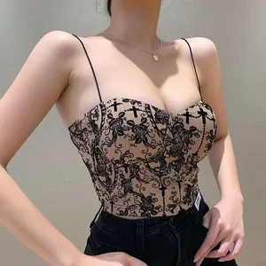 Detailansicht eines Vintage-Bustiers mit schwarzen floralen und Kreuz-Flockmustern