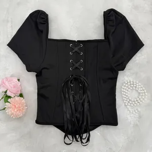 Vista dettagliata del top a corsetto nero con maniche a sbuffo e lacci frontali