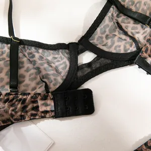 Detailopname van een sexy bh met luipaardprint van mesh met zwarte bandjes.