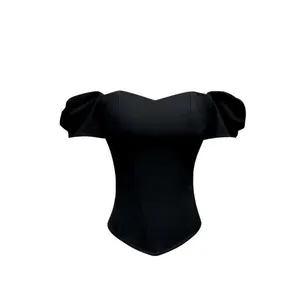 Dettaglio di un top a corsetto nero con spalle scoperte, maniche a sbuffo e stecche di sostegno