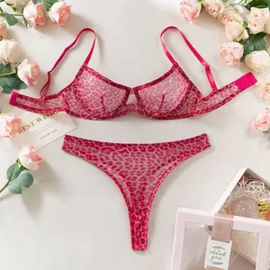 Sexy roze luipaardprint mesh lingerie set met beha en bijpassende string slip.