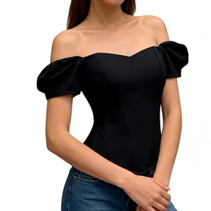 Elegante top a corsetto nero con spalle scoperte, maniche a sbuffo e design a lisca
