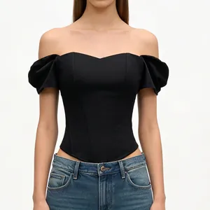 Elegante top a corsetto nero con spalle scoperte, maniche a sbuffo e coppe imbottite