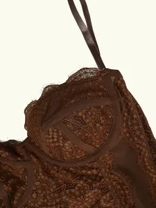 Gros plan détaillé de la dentelle florale marron et du mesh d'un body corset