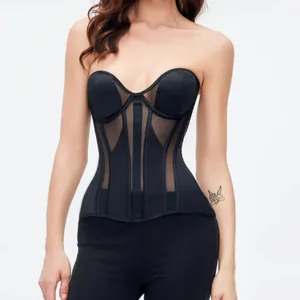 Detailaufnahme eines schwarzen Mesh-Korsetts mit Fischbein-Stütze und transparenten Streifen.