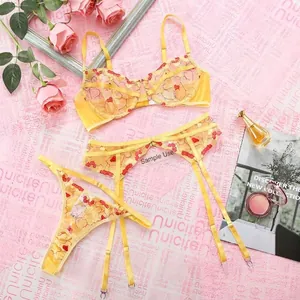 Elegante completo intimo in rete gialla con ricamo a cuore reggiseno reggicalze e perizoma