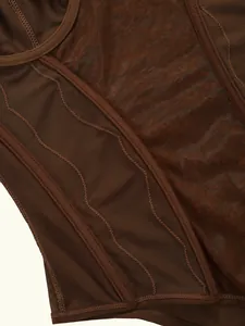 Gros plan sur les détails en maille marron et les coutures baleines de ce body sexy