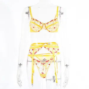 Dettaglio completo del set lingerie in mesh giallo con ricami a cuore rosso