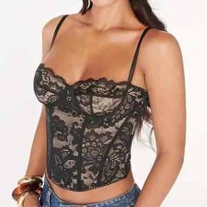 Detailansicht der eleganten schwarzen floralen Spitze und Fischgräten dieses Korsett-Tops.